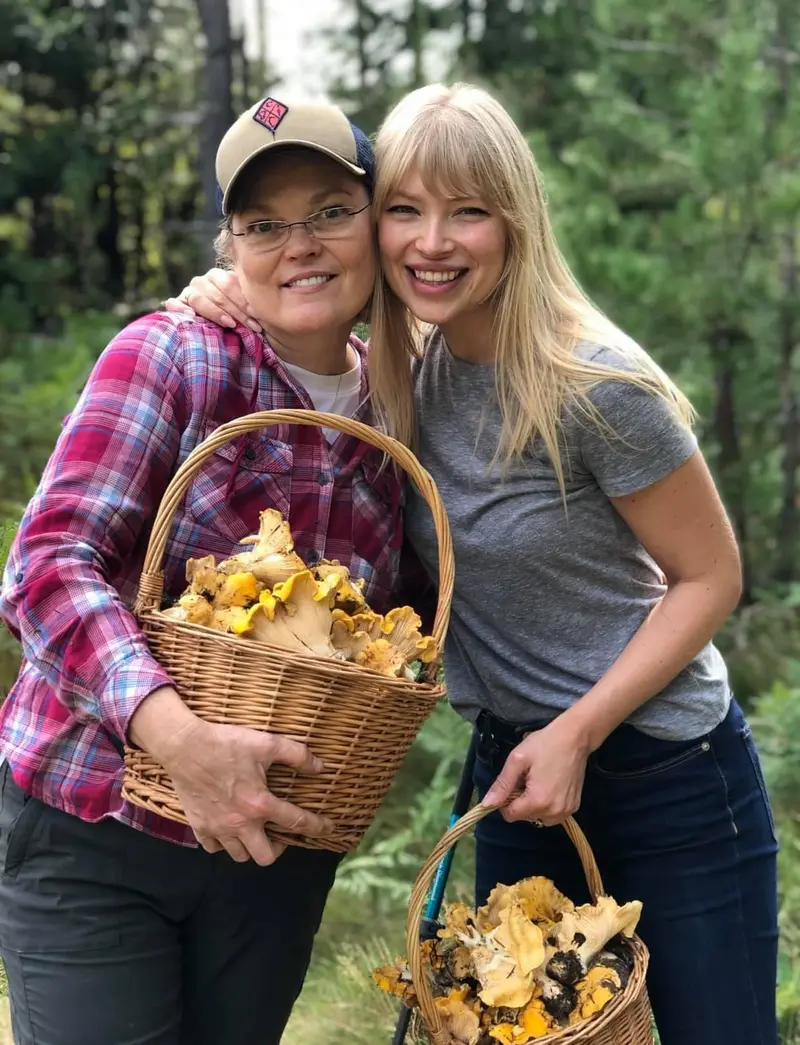 NIMA members enjoying a foray